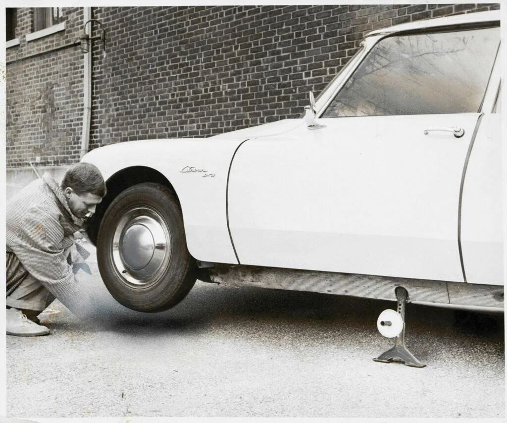 Changing a tire is made easier thanks to the hydropneumatic suspension on this Citroen DS